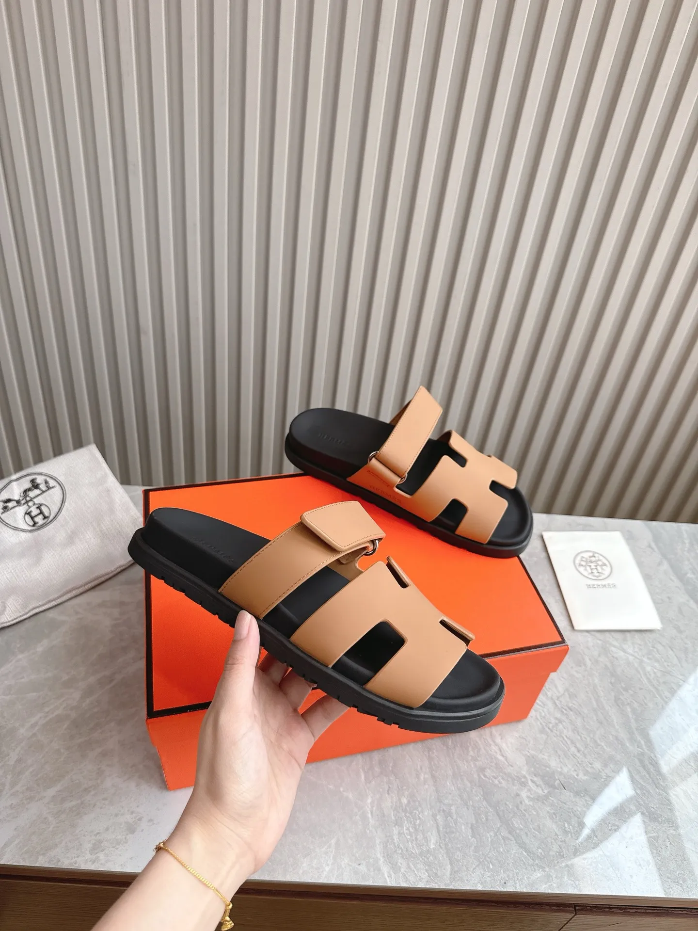 p480🐮🐮Couple model (top version) H family 2024 spring and summer new style HERMES Hermes' recently popular couple model pig nose angle sandals and slippers, paired with various colorful socks, popular. Upper: imported original deerskin (the genuine leather edging is not ordinary super migration). Lining: imported genuine leather. Outsole: Tpu non-slip and wear-resistant outsole. Size: Female 35-42 (40/42 non-returnable and non-exchangeable) Male size: 39-45 (45 non-refundable and non-exchangeable)